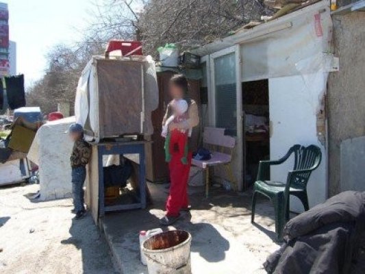 Cei 6 copii abandonaţi într-o cocioabă, în frig, de părinţii plecaţi la cerşit în Spania, rămân în grija statului